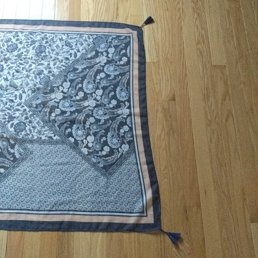 Women's scarf. - Picture 4 of 5